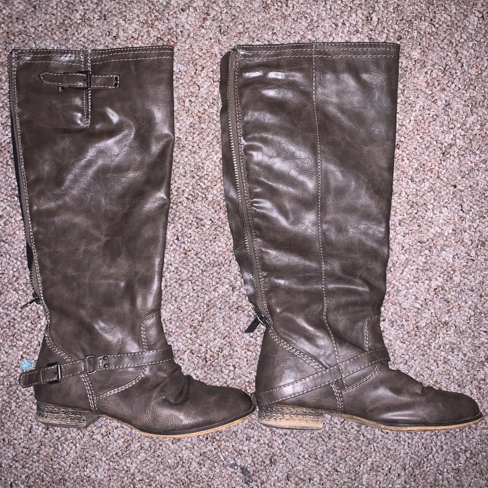 EUC Gray Bereckelles boots! 🌸 size 8